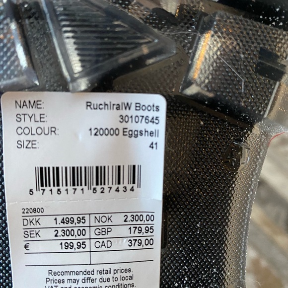 SOLD Cute off white boots. Nwt size 41 - Picture 5 of 5